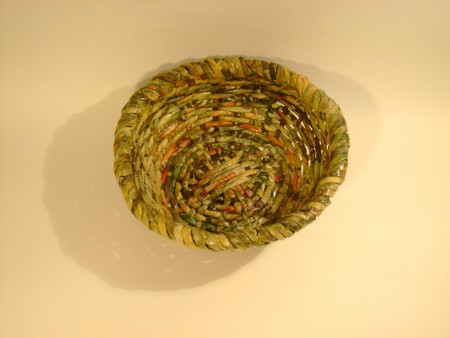 cestinha para pão feita com jornal